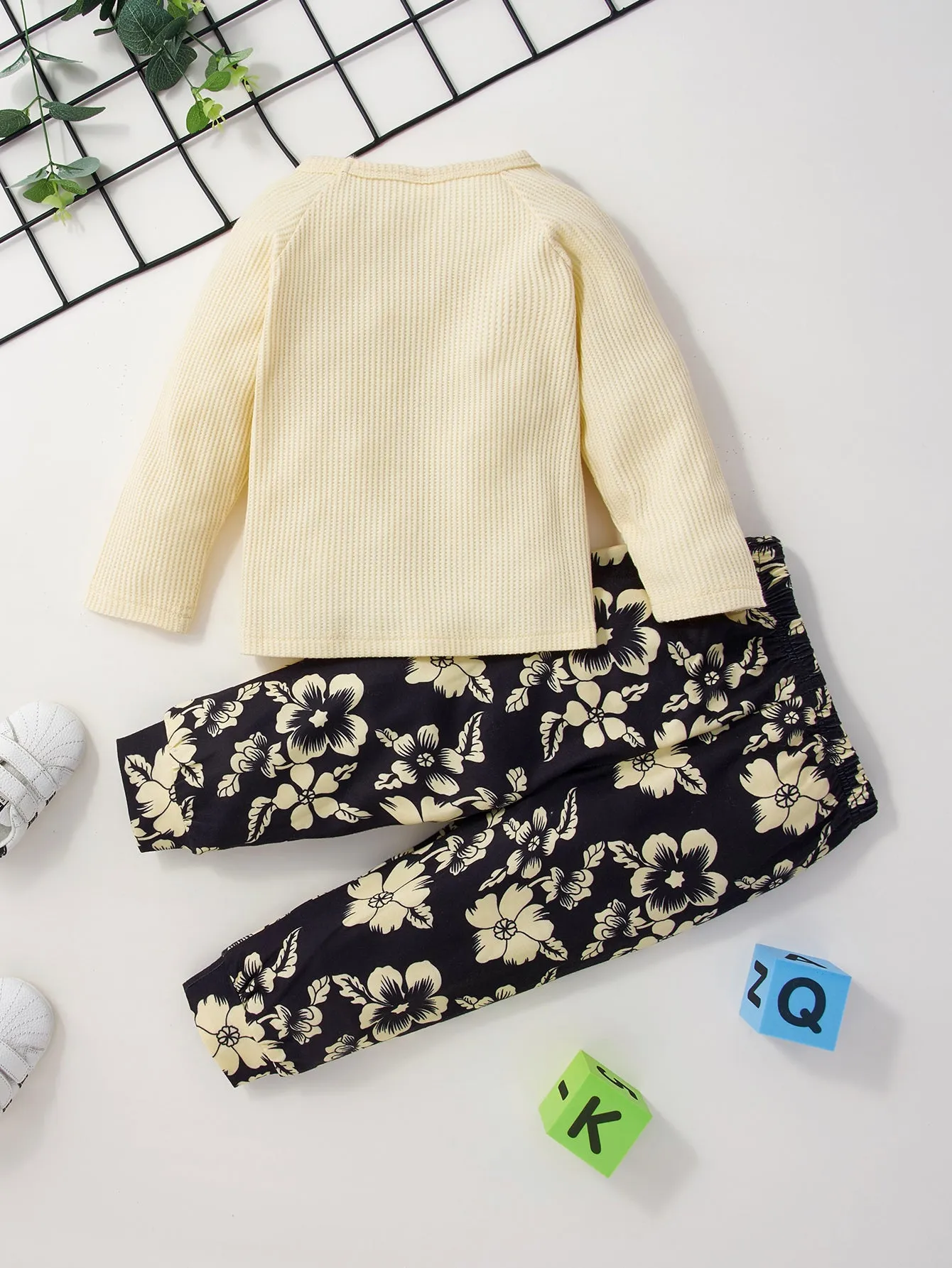 *App Exclusive* Girls Waffle Top and Floral Pants Set